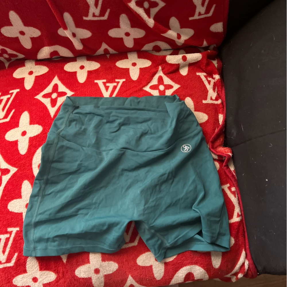 Lute scrunch butt pocket shorts never worn size medium